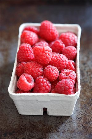 simsearch:659-03537384,k - Fresh raspberries in a paper punnet Foto de stock - Royalty Free Premium, Número: 659-08940964