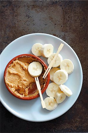 Banana slices with peanut butter for dipping Stock Photo - Premium Royalty-Free, Code: 659-08940970