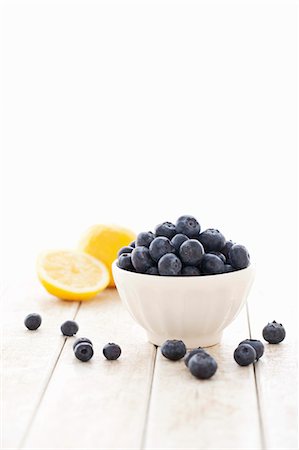 simsearch:659-07598886,k - A bowl of fresh blueberries with lemon in the background Stock Photo - Premium Royalty-Free, Code: 659-08940986