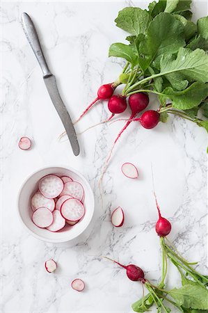 simsearch:659-07598523,k - Fresh radishes, whole and sliced Photographie de stock - Premium Libres de Droits, Code: 659-08940982