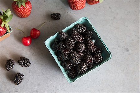 simsearch:659-07598367,k - Blackberries, strawberries and cherries Stock Photo - Premium Royalty-Free, Code: 659-08941016