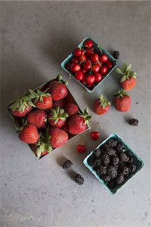 simsearch:659-07959437,k - Blackberries, cherries and strawberries Photographie de stock - Premium Libres de Droits, Code: 659-08941018