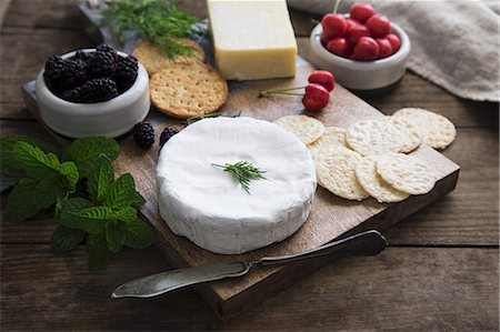 simsearch:659-08940397,k - A cheese platter with sesame seed and wheat crackers, herbs, cherries and blackberries Photographie de stock - Premium Libres de Droits, Code: 659-08941019