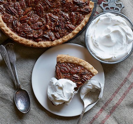 pecan nut - Pecan pie with whipped cream (seen from above) Foto de stock - Sin royalties Premium, Código: 659-08941027