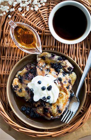 simsearch:659-09125002,k - Yoghurt pancakes with blueberries Foto de stock - Sin royalties Premium, Código: 659-08941052