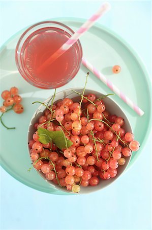 simsearch:659-06152921,k - Redcurrants and pink lemonade Photographie de stock - Premium Libres de Droits, Code: 659-08941075