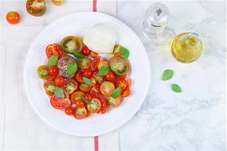 simsearch:659-08940044,k - Insalata caprese (Tomatoes with mozzarella and basil) Photographie de stock - Premium Libres de Droits, Code: 659-08941079