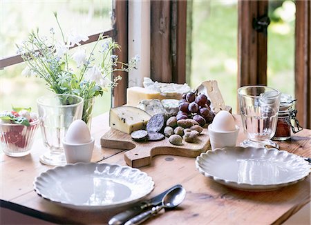 Breakfast with soft-boiled eggs, grapes, jam, salami, cheese and caprese salad Photographie de stock - Premium Libres de Droits, Code: 659-08941089