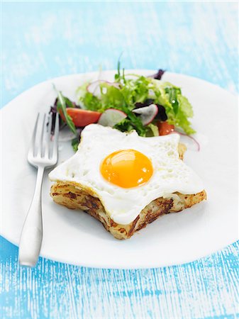 simsearch:659-07068894,k - Star-shaped Spanish omelette topped with a fried egg, with a side salad Fotografie stock - Premium Royalty-Free, Codice: 659-09124053