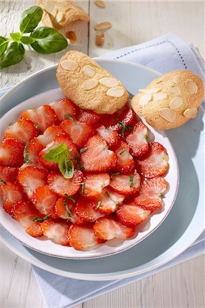 simsearch:659-06154044,k - Strawberry carpaccio with almond tuiles Photographie de stock - Premium Libres de Droits, Code: 659-09124104