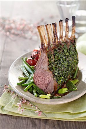 simsearch:659-08905981,k - Rack of lamb with a herb crust for Easter Photographie de stock - Premium Libres de Droits, Code: 659-09124117