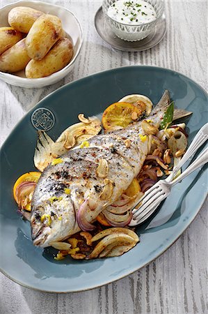 simsearch:659-07597068,k - Seabream on a fennel medley with new potatoes and a herb sauce Foto de stock - Sin royalties Premium, Código: 659-09124156