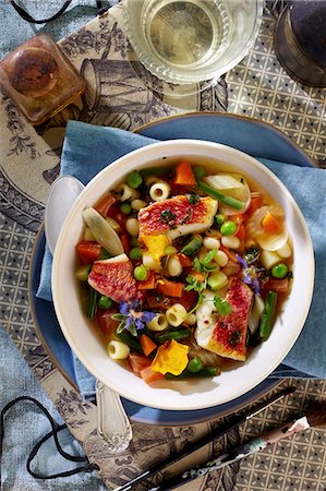 simsearch:659-08512893,k - Colourful minestrone with red mullet and edible flowers Foto de stock - Sin royalties Premium, Código: 659-09124153