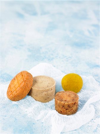 Assorted types of vegan cheese with curry powder and argan oil Photographie de stock - Premium Libres de Droits, Code: 659-09124189