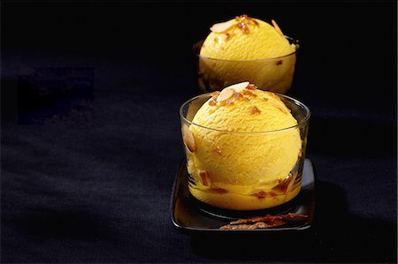 simsearch:659-01854143,k - Mango ice cream with flaked almonds Foto de stock - Royalty Free Premium, Número: 659-09124182