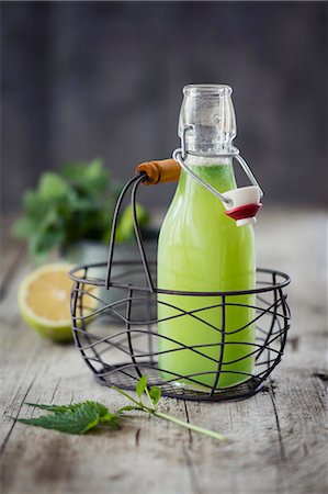 simsearch:659-08896093,k - Nettle lemonade in a bottle Foto de stock - Sin royalties Premium, Código: 659-09124208