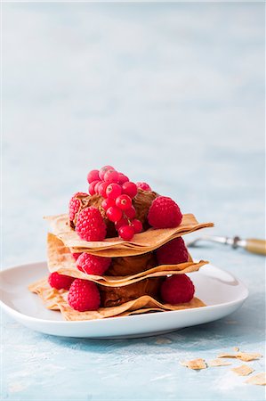 simsearch:659-08897140,k - A chocolate tower with berries Stock Photo - Premium Royalty-Free, Code: 659-09124226