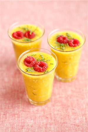 simsearch:659-06903550,k - Peach and raspberry smoothie with mint Photographie de stock - Premium Libres de Droits, Code: 659-09124238