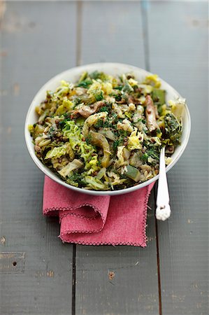 simsearch:659-07610174,k - Braised savoy cabbage with black lentils, green pepper, courgette and mushrooms Photographie de stock - Premium Libres de Droits, Code: 659-09124263