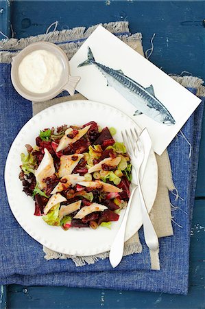 simsearch:659-09125311,k - Beetroots and smoked trout salad with mustard cranberry sauce Foto de stock - Sin royalties Premium, Código: 659-09124275