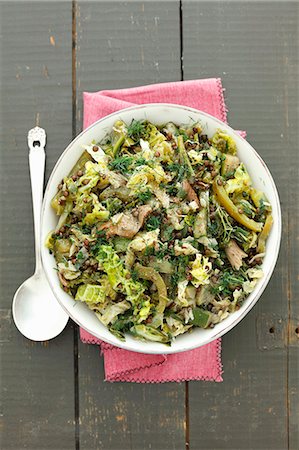 simsearch:659-06152145,k - Braised savoy cabbage with black lentils, green pepper and dried mushrooms Photographie de stock - Premium Libres de Droits, Code: 659-09124302