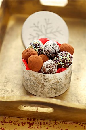 Homemade chocolate truffles for Christmas Stock Photo - Premium Royalty-Free, Code: 659-09124311