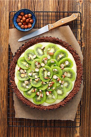 simsearch:659-08906604,k - Chocolate tart with vanilla cream and kiwi Foto de stock - Sin royalties Premium, Código: 659-09124329