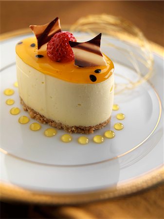 simsearch:659-07027894,k - A passion fruit crown cake Stockbilder - Premium RF Lizenzfrei, Bildnummer: 659-09124374