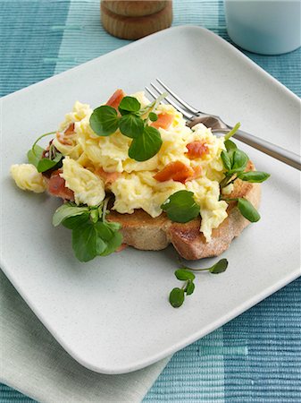 scrambled - Scrambled eggs editorial food Foto de stock - Sin royalties Premium, Código: 659-09124391