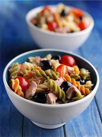 simsearch:659-08895305,k - Two bowls of Tuna Fusilli salad Foto de stock - Sin royalties Premium, Código: 659-09124414