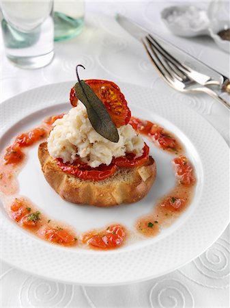 simsearch:659-08419175,k - Brandade of salted cod on a slice of brioche in a restaurant table setting Foto de stock - Sin royalties Premium, Código: 659-09124534