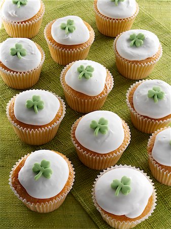 simsearch:659-09125224,k - Cupcakes with a green shamrock on top of the white icing Foto de stock - Sin royalties Premium, Código: 659-09124597