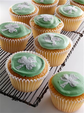 simsearch:659-09125224,k - Cupcakes with a white shamrock on top of the green icing Foto de stock - Sin royalties Premium, Código: 659-09124599