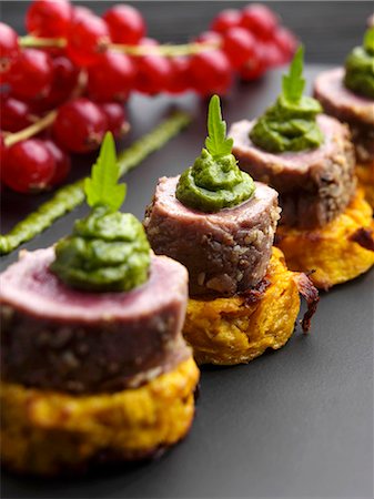 rosti - Lamb on a sweet potato rosti with salsa verde Photographie de stock - Premium Libres de Droits, Code: 659-09124590