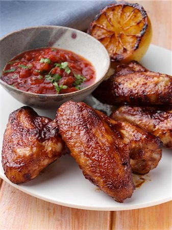 simsearch:659-08147521,k - BBQ Chicken wings with tomato salsa Foto de stock - Sin royalties Premium, Código: 659-09124609