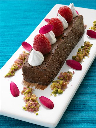 simsearch:659-09125027,k - A whole chocolate marquies with raspberries and cream gourmet dessert Stockbilder - Premium RF Lizenzfrei, Bildnummer: 659-09124635