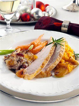 Christmas dinner turkey stuffing carrots and mashed sweet potato Foto de stock - Sin royalties Premium, Código: 659-09124638