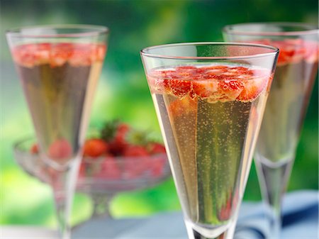 simsearch:659-07959708,k - Strawberry champagne Stock Photo - Premium Royalty-Free, Code: 659-09124673