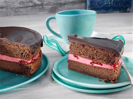 simsearch:659-06153787,k - Chocolate raspberry cake Foto de stock - Sin royalties Premium, Código: 659-09124705