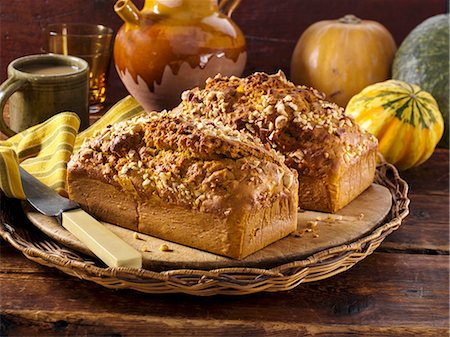 Pumpkin nut bread loaves Foto de stock - Sin royalties Premium, Código: 659-09124752