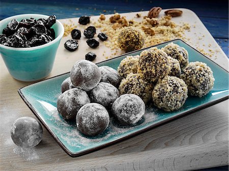 simsearch:659-08906752,k - Cherry chocolate truffles Fotografie stock - Premium Royalty-Free, Codice: 659-09124797