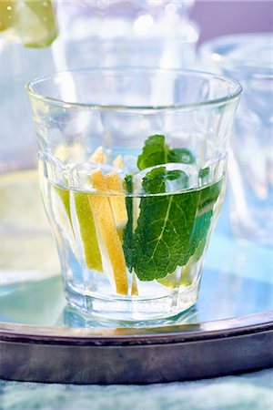 simsearch:659-07597739,k - Lemon water with mint in a glass Photographie de stock - Premium Libres de Droits, Code: 659-09124819