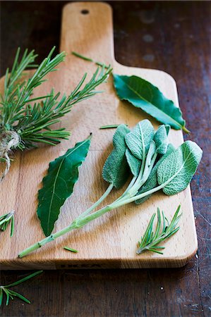 Fresh herbs on a chopping board Photographie de stock - Premium Libres de Droits, Code: 659-09124844