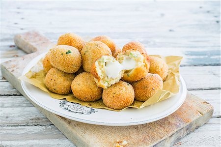 simsearch:659-08906620,k - Fried potato balls with cheese centres Foto de stock - Sin royalties Premium, Código: 659-09124845