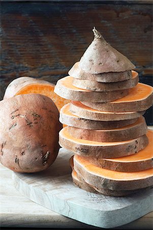 süßkartoffel - Sliced raw Sweet potatoes Stockbilder - Premium RF Lizenzfrei, Bildnummer: 659-09124864