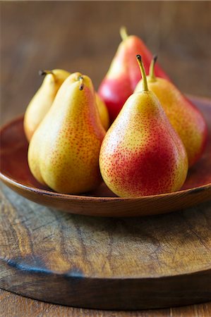 Yellow and red pears on a wooden plate Stockbilder - Premium RF Lizenzfrei, Bildnummer: 659-09124880