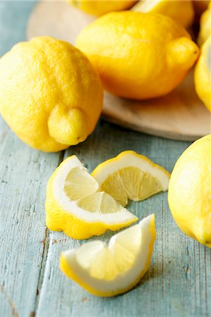 simsearch:659-06306267,k - Several whole lemons and lemon slices on a turquoise background Stock Photo - Premium Royalty-Free, Code: 659-09124945