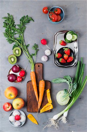 simsearch:659-07597687,k - An arrangement of spring onions, garlic, apples, tomatoes, peppers, carrots, kiwi, radishes, strawberries and kohlrabi Stock Photo - Premium Royalty-Free, Code: 659-09124946