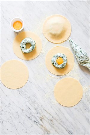 simsearch:659-07027253,k - Making of breakfast spinach and ricotta ravioli with egg yolk, using fresh pasta Foto de stock - Sin royalties Premium, Código: 659-09124965