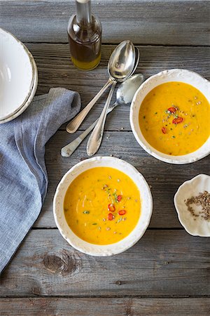 simsearch:659-07027718,k - Roasted pumpkin soup with chili and rosemary Photographie de stock - Premium Libres de Droits, Code: 659-09124961